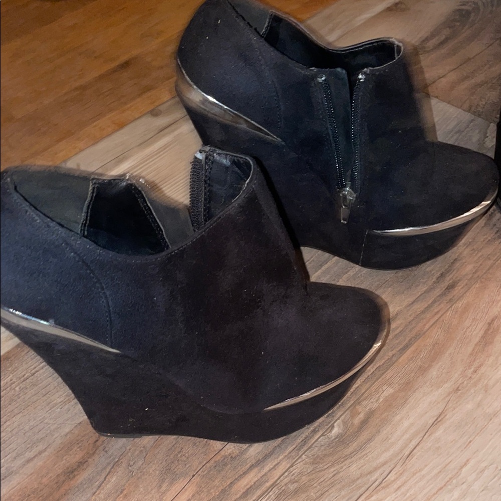 Black Wedges